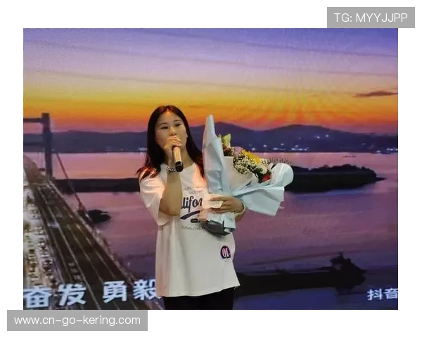 家校联赛颁奖仪式：孩子为父母颁奖成暖心一幕